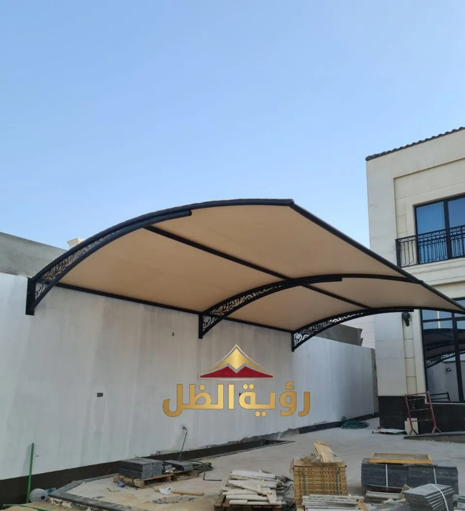 مظلات سيارات معلقة في حي المروة